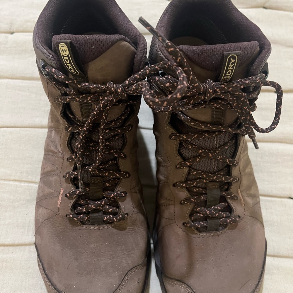 Women's Oboz Sypes Mid Hiking Boot size 10